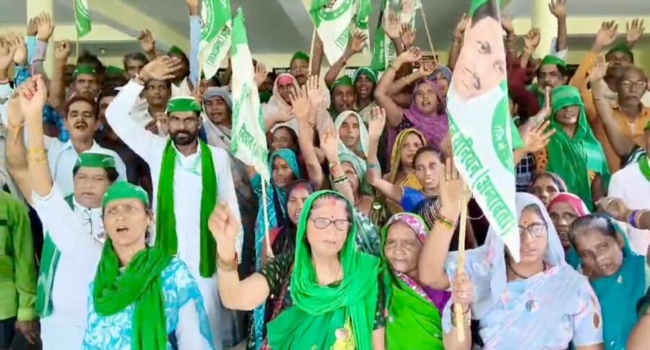 किसानों की समस्याओं को लेकर गरजे भाकियू के सैकड़ों कार्यकर्ता,कलेक्ट्रेट पहुंचकर सौंपा पांच सूत्रीय ज्ञापन
