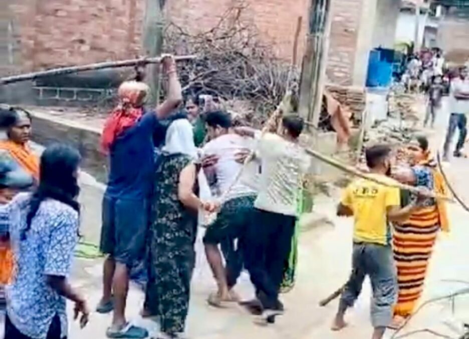 सिपाही दंपति ने जमीनी विवाद में पूरे परिवार को दौड़ा-दौड़ा कर लाठी डंडे से पीटा,वीडियो सोशल मीडिया में वायरल,पुलिस ने मामला किया दर्ज