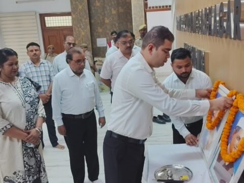 राष्ट्रपिता महात्मा गांधी की जयंती पर कलेक्ट्रेट में आयोजित हुए विभिन्न कार्यक्रम,महात्मा गांधी एवं लाल बहादुर शास्त्री के चित्र पर माल्यार्पण कर श्रद्धासुमन किए गए अर्पित