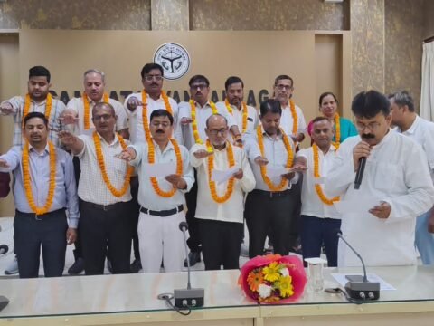 उत्तर प्रदेशीय मिनिस्ट्रियल कलेक्ट्रेट कर्मचारी संघ की नई कार्यकारिणी ने ली शपथ,प्रांतीय महामंत्री ने पदाधिकारियों को दिलाई शपथ