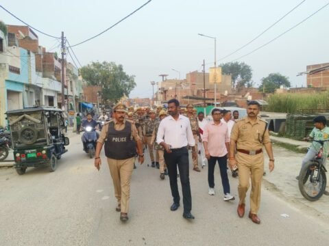 आगामी दुर्गा पूजा, दशहरा, रामलीला एवं रावण दहन कार्यक्रमों के दृष्टिगत पुलिस-प्रशासन ने रूट मार्च कर सुरक्षा व्यवस्था का लिया जायजा