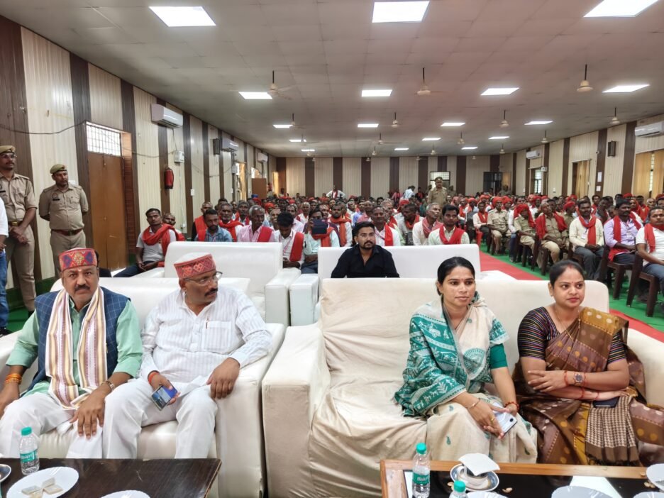 पुलिस लाइन में सीएम योगी के संवाद कार्यक्रम का हुआ सजीव प्रसारण,360 ग्राम चौकीदारों ने लिया हिस्सा,साइकिल और किट पाकर खिले चेहरे