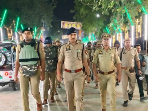 कौशाम्बी में विजयदशमी और मूर्ति विसर्जन को लेकर पुलिस अलर्ट, एसपी ने किया पैदल मार्च