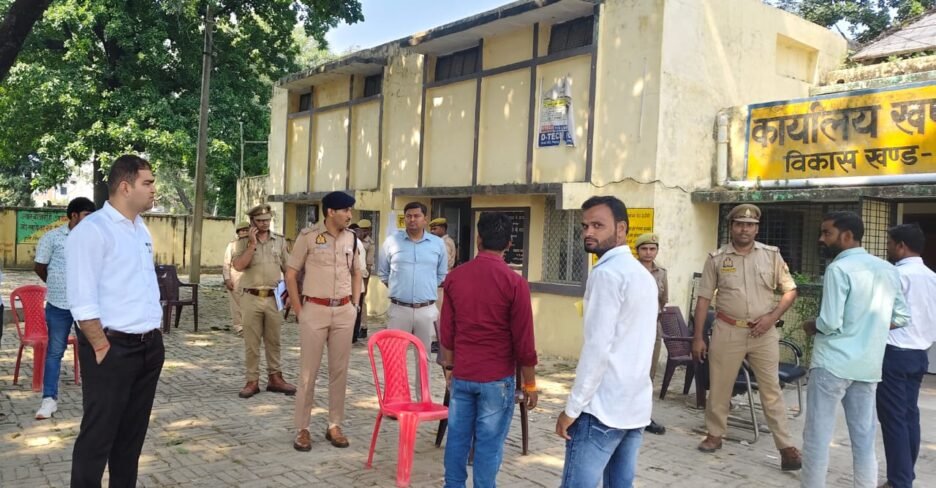 जिला निर्वाचन अधिकारी/डीएम एवं एसपी ने विभिन्न मतदान केंद्रों का किया भ्रमण,जांची सुरक्षा व्यवस्था