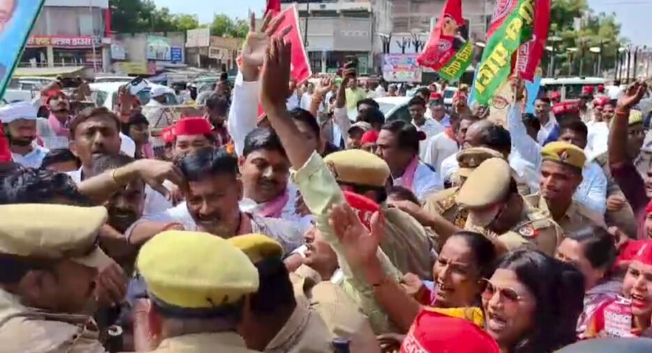 CEC ज्ञानेश कुमार के खिलाफ नारेबाजी और पुतला फूंकने पर सपाइयों पर मामला दर्ज,SI की तहरीर पर सपा जिलाध्यक्ष समेत 9 नामजद सहित कई अज्ञात पर मामला दर्ज