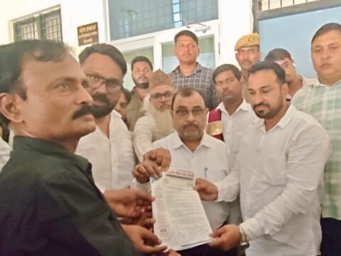 दिल्ली में पत्रकारों को डिटेन किए जाने और मारपीट किए जाने के विरोध में इलेक्ट्रॉनिक मीडिया क्लब ने राष्ट्रपति को संबोधित एडीएम को सौंपा ज्ञापन