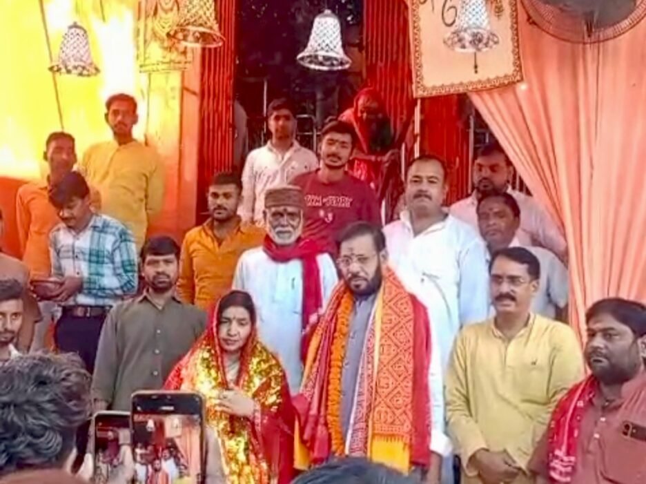 कड़ा धाम शीतला माता मंदिर पहुंचे कैबिनेट मंत्री मनोज पांडेय,परिवार सहित की पूजा-अर्चना