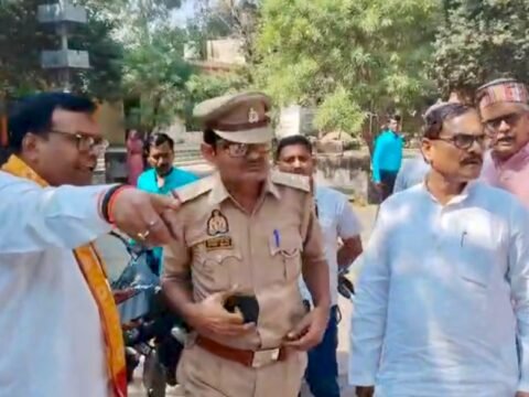 कौशाम्बी में स्नातक MLC चुनाव के दौरान नेवादा ब्लॉक में हंगामा, सपा-भाजपा नेता आमने-सामने,भाजपा जिलाध्यक्ष ने दरोगा को कहा सपा का एजेंट