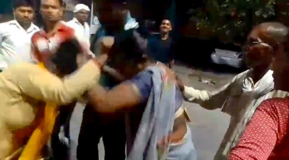 कौशाम्बी में अस्पताल पांच दिन से भर्ती मरीज चार लाख जमा करने पर भी नहीं हुआ ठीक,परिजन मरीज को लेकर जाने लगे तो अस्पताल कर्मियों ने की सड़क पर जमकर मारपीट,मारपीट का वीडियो सोशल मीडिया पर वायरल