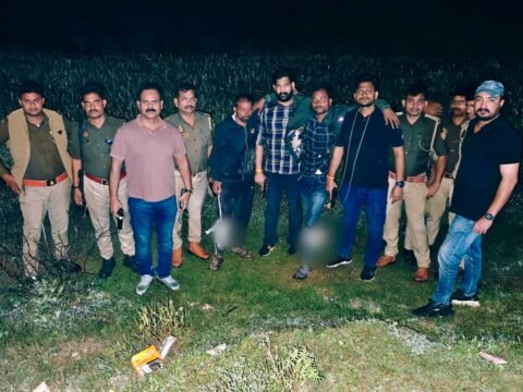 कौशाम्बी मे पुलिस और बदमाशों के बीच हुई मुठभेड़,पुलिस टीम पर बदमाशो ने की फायरिंग,पुलिस की फायरिंग में बुजुर्ग महिला से लूट करने वाले दो बदमाश घायल अवस्था में अरेस्ट