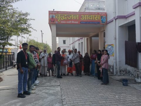 रिजवी कॉलेज के मनोविज्ञान विभाग के छात्र छात्राओं ने वृद्ध जन आवास में रह रहे बुजुर्गों का जाना हाल,खाद्य सामग्री को वितरित