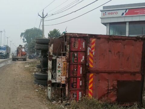 राम वन गमन मार्ग निर्माण मे लगे हाइड्रा ने हीरो की बाइक लदी हुई ट्रक में मारी टक्कर,ट्रक पलटा,बाइके हुई क्षतिग्रस्त
