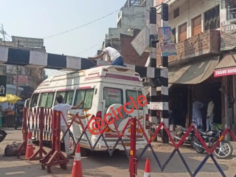 भरवारी रेलवे क्रासिंग पर बने हाइट गेज में फंसी महाकुंभ से लौट रहे गुजरात के श्रद्धालुओं की टूरिस्ट वैन,कड़ी मशक्कत के बाद निकली वैन