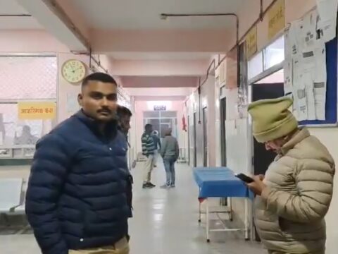 पुरानी रंजिश में घात लगाकर बैठे दबंगों ने युवक को लाठी डंडों से पीटा,पैर में मारी गोली,गंभीर हालत में जिला अस्पताल में भर्ती